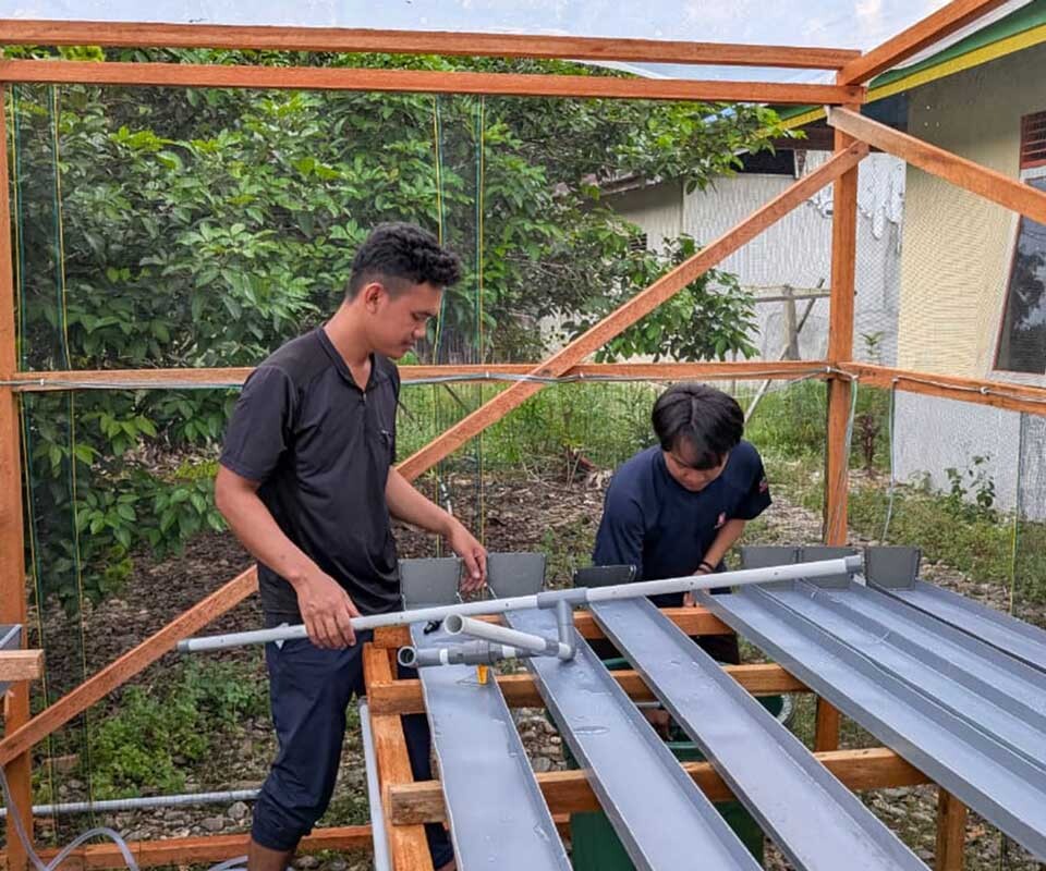 Tim Sangga Bumi Lestari melakukan pemasangan sistem hidroponik