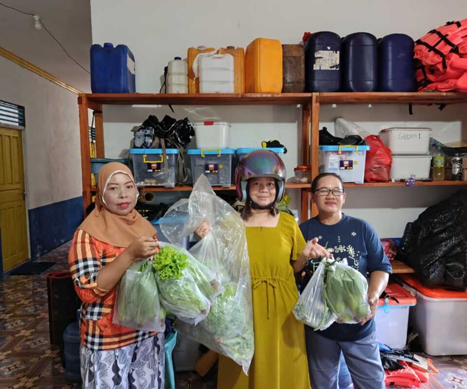 Sale of hydroponic vegetables produced at the Bentarum hydroponic demonstration plot