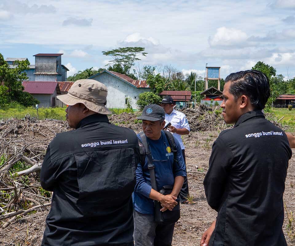 Kunjungan ke lokasi yang ditetapkan untuk pengembangan Model Pengelolaan Terpadu bersama perwakilan Balai Perakitan dan Pengujian Tanaman Palma serta pemerintah daerah.