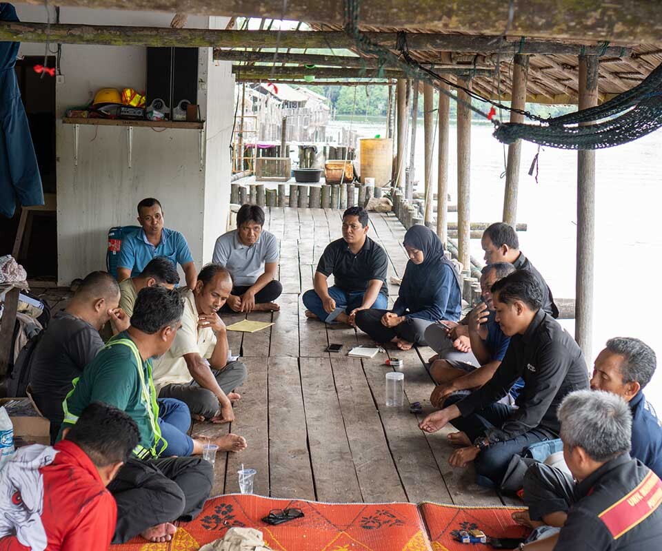 Diskusi kolaboratif antara Sangga Bumi Lestari, PT Kandelia Alam, Kelompok Tani Hutan Kubu Bersatu, serta seorang pakar dari Universitas Muhammadiyah Pontianak mengenai rencana pemantauan penelitian pakan alternatif serta pembenihan ikan dan kepiting.